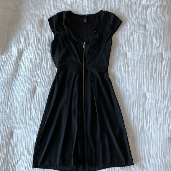 Black H&M dress with gold zipper detail. Size 4 - Picture 2 of 6